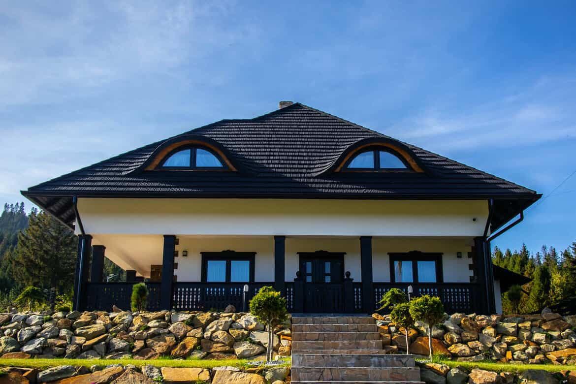 Casa Belvedere Putna - vedere frontala cu fundal montan